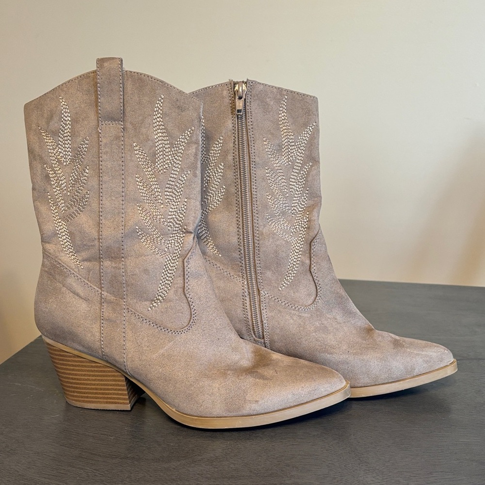 Report Tan Western Ankle Boots